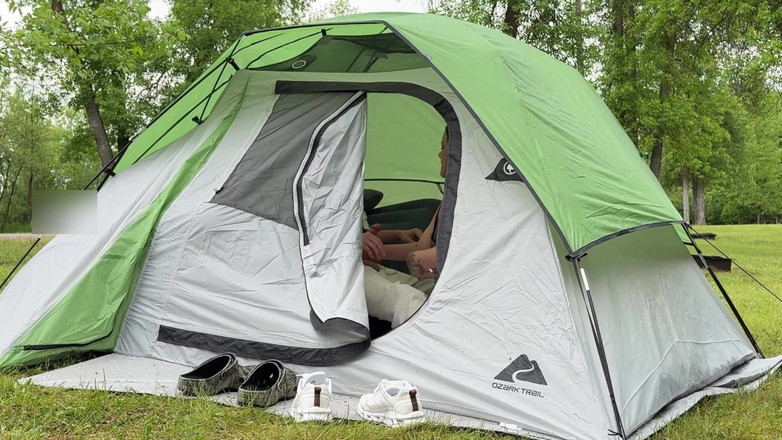 Mya Lane: La moglie vuole essere guardata mentre scopa nel parco