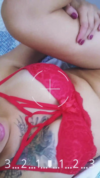 Sexy manželka dělá footjob na chlapově péru, aby povzbudila paroháčského manžela