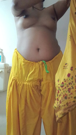 Thumbnail of Pooja Bhabhi Pee Show