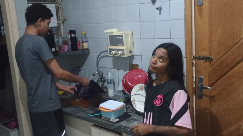 Jasmine Santanna: वह अपने सौतेले भाई को अपने असली हॉट के लिए मना लेती है, जबकि उसके माता-पिता वहां नहीं थे