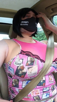 Dev sahte memeli travesti jon korkuluk sürüklenerek sürüyor