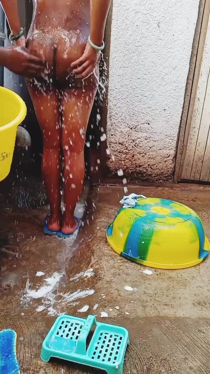 Me and my new slut: Draußen, meine schwangere freundin baden in schmutziger umgebung