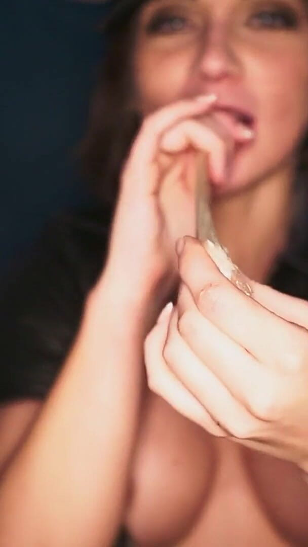 Cumbizz: Nerdy Girl Caught Secretly in a Gangbang in the Toilet...