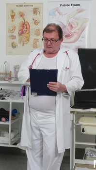 Badanie fizyczne i palcówka cipki czeskiego chłopa