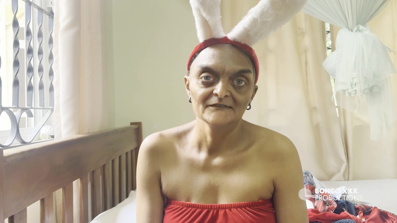 BongoXXX: pote ne apni krisamas bani ko poshaak ki tarah pahna...
