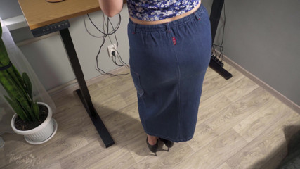 Teasecombo 4K: MILF秘書にジーンズスカートTeases目に見えるパンティーライン