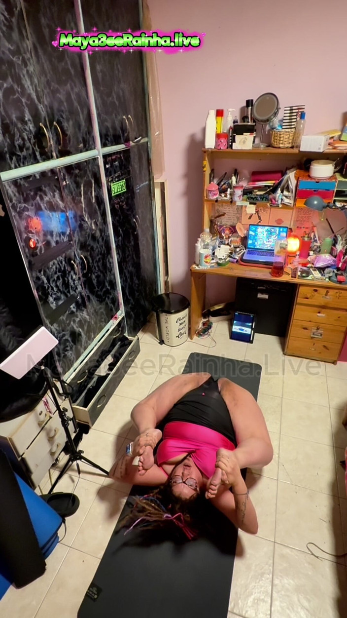 Goddess Maya3ee Rainha: Yoga Stretch: Pushing My Body to the Limit