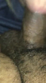 그녀는 작은 자지로 정액을 빨아