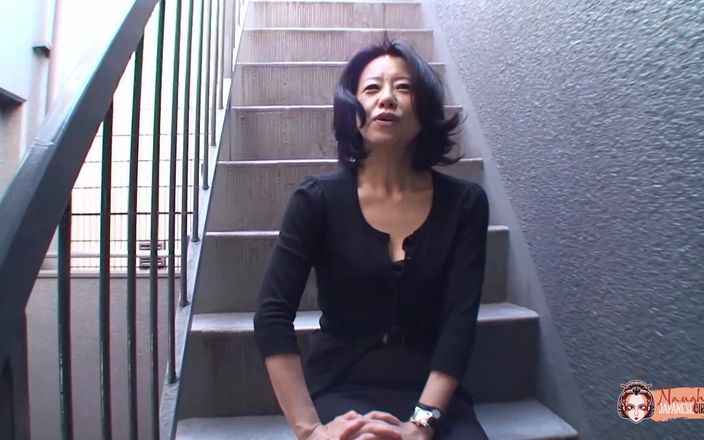 Naughty Japanese Girls: Susamış sürtük Junko Sakasita tombul adamı tarafından sikilmeye hazır