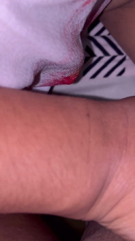 Hintli seksi evli kadın cinsel arzusunu romantik bir şekilde yerine getirmek için sert seks için çaresiz