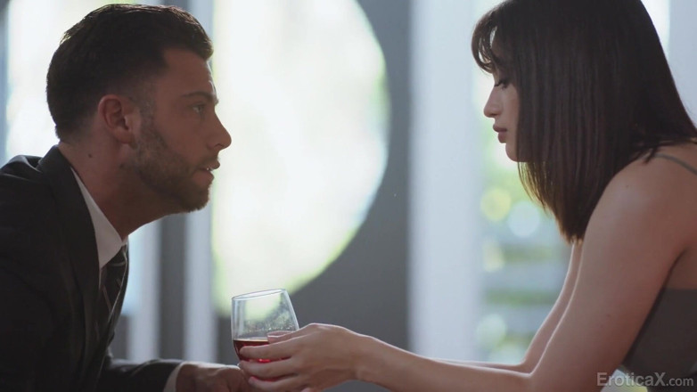 Erotica X: 愛らしいカップルが情熱的で激しく感情的なセックスをする - Eroticax