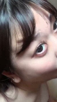 大きなお尻の素人が深い中出しを浴びる - 精液をたっぷり含み、内部カメラで間近で撮影