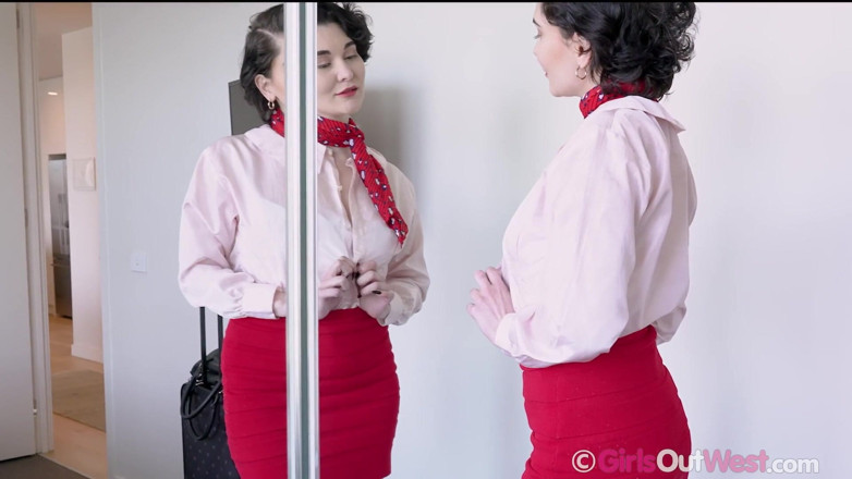 Girls Out West: Ivana, charmante brune, rentre à la maison et se masturbe