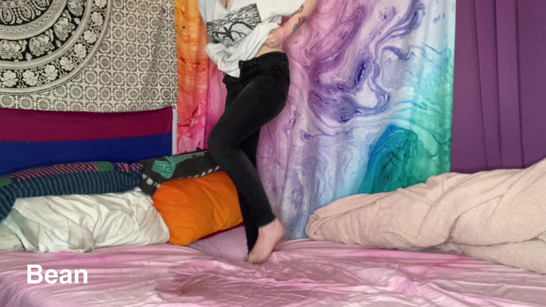 Alice Bean: Pisse sur le lit dans ses vêtements