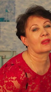 Nonna nata culona indossa un plug anale in ufficio