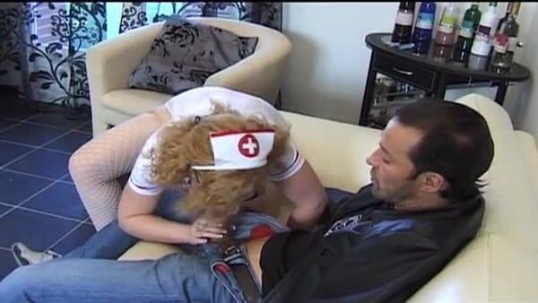 European Classics: Une infirmière à gros cul se fait baiser dans les deux...