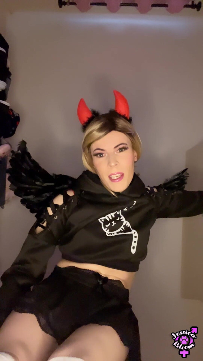 Jessica Bloom: Trans demon karze cię swoim wielkim kutasem i ogromnym ładunkiem gorącej...