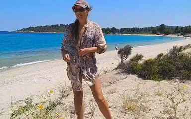 Thumbnail of Sexy Behaarte MILF Pisst Am Oeffentlichen Strand