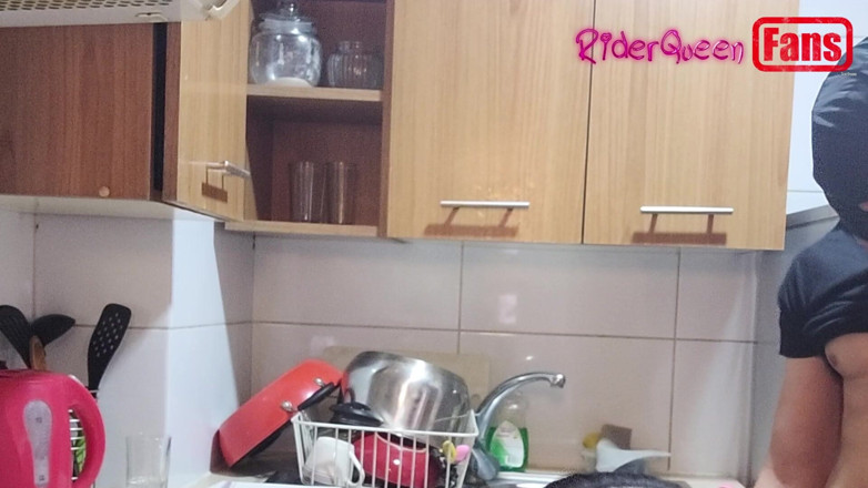 Riderqueen: 팬을 위한 동영상: 부엌에서 나를 따먹는 가면을 쓴 젊은 남자