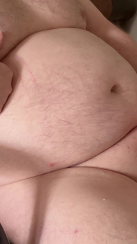 Baculatý táta péro v jeho kancelářské židli.