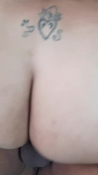 나는 의붓아들에게 긴장을 풀기 위해 맛있는 입으로 해주고, 나는 그의 자지를 사랑합니다