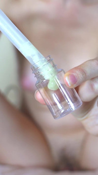 Kompilasi mengumpulkan jus memek di botol besar