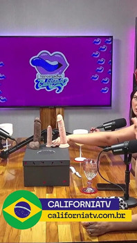 El podcast más caliente de la historia: morena y rubia se quitan la lencería de la invitada y comienza la orgía salvaje