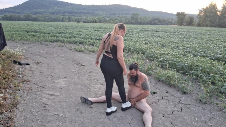 Miss jj chose: Sta a te trovarlo (ballbusting)