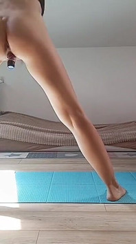 Un gode dans la chatte mène à l’orgasme pendant le sport