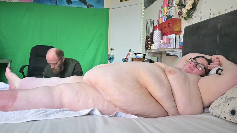 SSBBWLadyBrads: SSBBW postelová koupelová bohyně, část 1