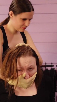 Kleren uit scheuren - snijd de jurk - lesbisch kinky spel (Arya Grander & meesteres Priest)