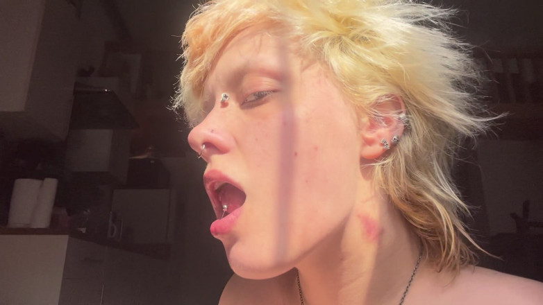 Glitterqueen1999: Fată gotică la soare fetiș nas frecat nasul de porc