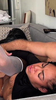 Hon gillar att komma i grov sex efter jobbet - het tatuerad brunett redo för hårdhänt knull cowgirl ride och doggy style Bts