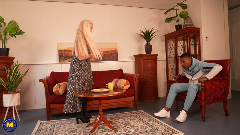 Mature NL: Stoute Nederlandse milf Lexxie Wilde wordt geneukt door de beste...