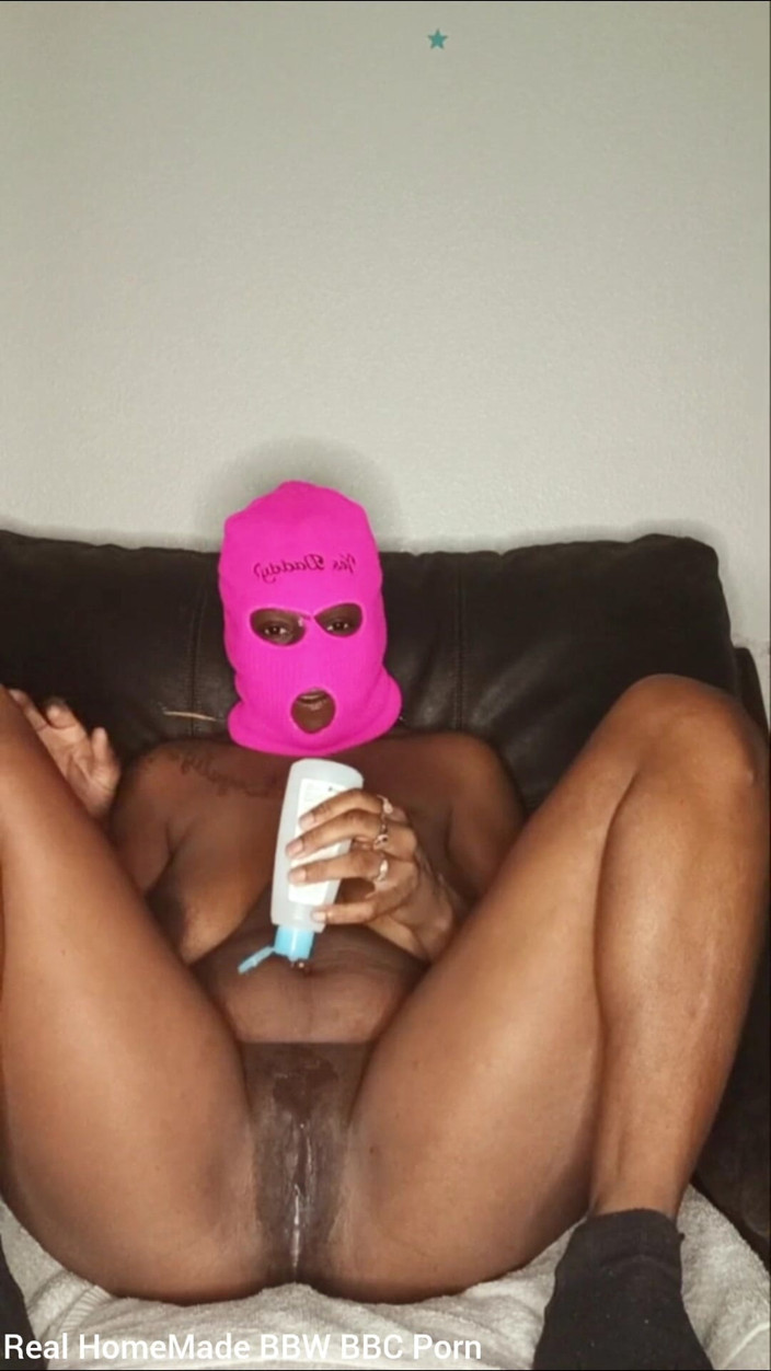 Super sexy ebony cuties: Îmi stimulez clitorisul cu un vibrator care îmi fute pizda cu...