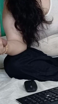 Netu用她性感的手给朋友打手枪，然后他一边直播一边在毛茸茸的腋窝里摩擦他的鸡巴