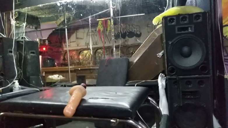 Dildo Man and Cross Hard Sex: Giocare nudo in un club di danza con un dildo
