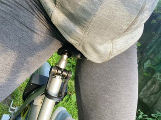 Elena917: J’ai utilisé un vélo pour la masturbation matinale et l’orgasme