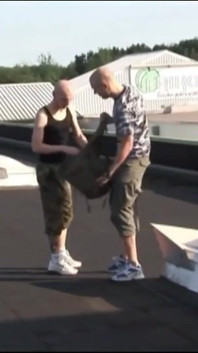 巨大なドイツのディックは処女の尻の穴を破壊します