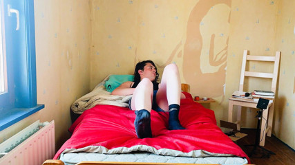 Sara B: Niezła masturbacja na moim łóżku