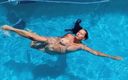 Exotic Tracy: 隣人に見られるように裸で屋外で泳ぐ
