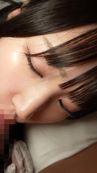 H-cup gravure idol ilk kez kostüm giymeden önce 18 yaşında