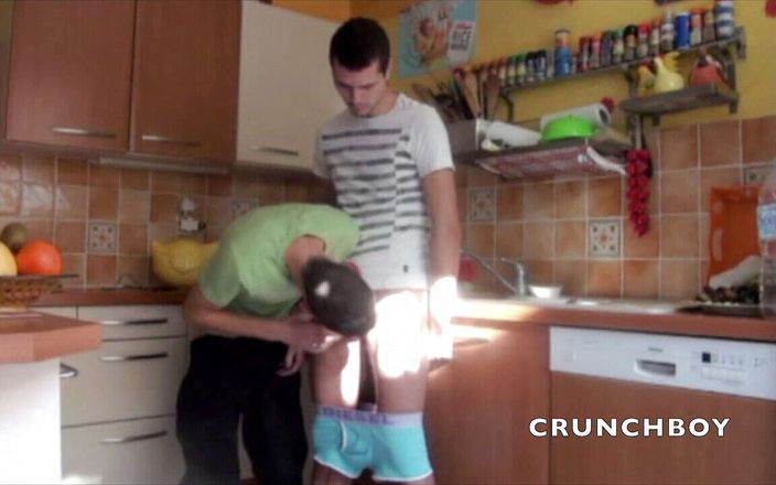 Crunch Boy: सुबह रसोई घर में मैक्स द्वारा ब्रायन चुदाई