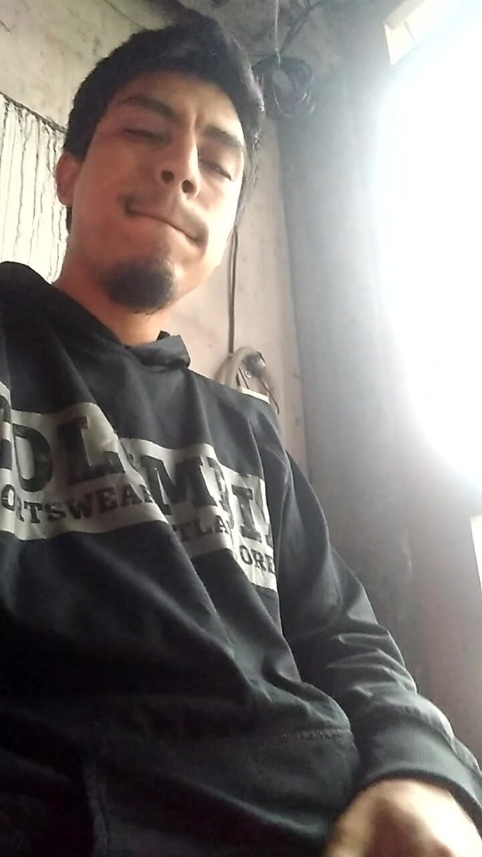 AlexAlejandro13: En la puerta sin que nadie se de cuenta