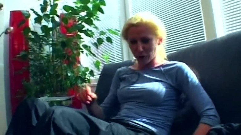 Onlyxfans: Madura rubia prolapsa rosebud mientras se masturba el agujero mojado