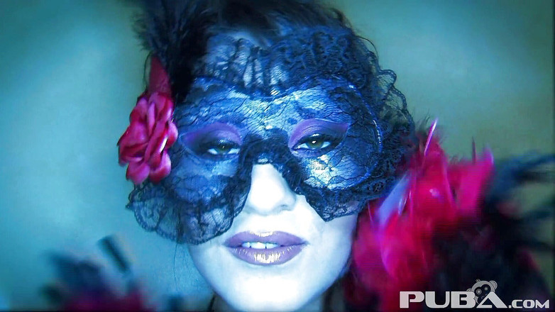 PUBA Solo: Charley nosí červené a černé síťky