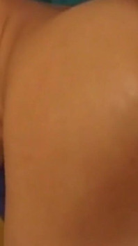 Cewek kurus rambut cokelat ini lagi asik fingering memeknya sampai dicrot sperma hangat