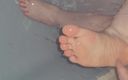 On cloud 69: Meine füße in der dusche schrubben