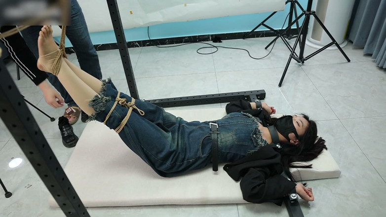 Asian bondage: แฟนสาวของฉันถูกมัดติดกับโครงเหล็ก เท้าเปล่าของเธอถูกแขวนและถูกจั๊กจี้