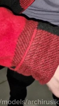 En slumpmässig förbipasserande suger min kuk på den offentliga toaletten i ett köpcentrum och åt min sperma!